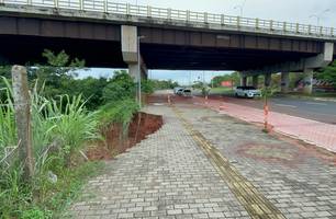 Cratera se abre em calçadão na zona Sudeste e oferece risco a população (Foto: Divulgação)