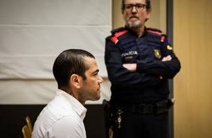 Daniel Alves durante julgamento em Barcelona (Foto: Reprodução/Jordi Borras/POOL/AFP)