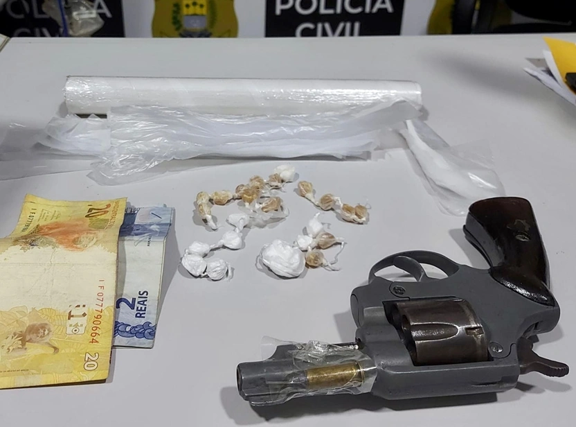 Drogas e arma apreendida pela polícia