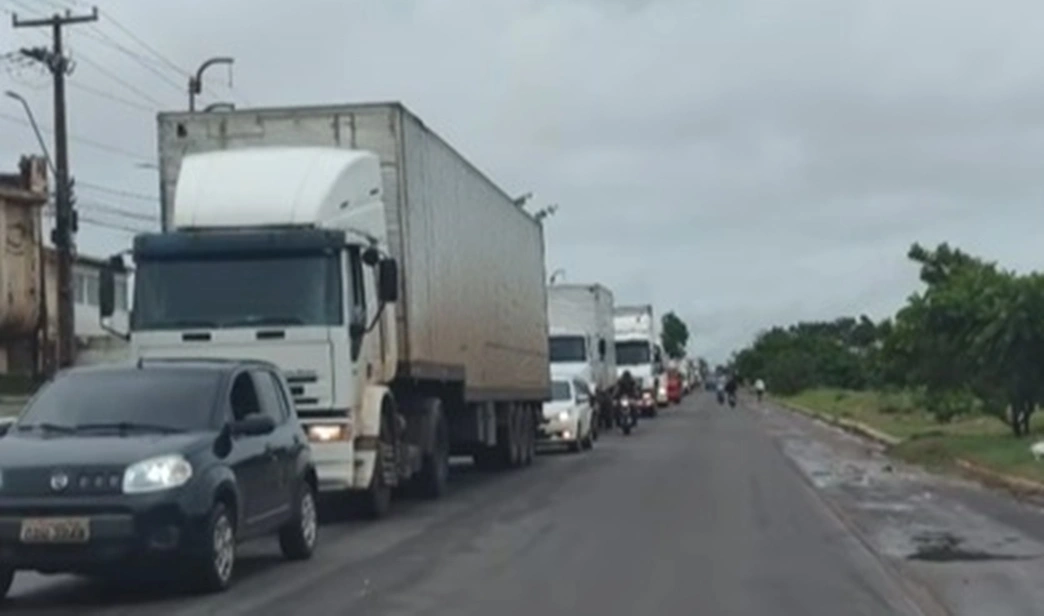 Fila formada na Ponte Nova