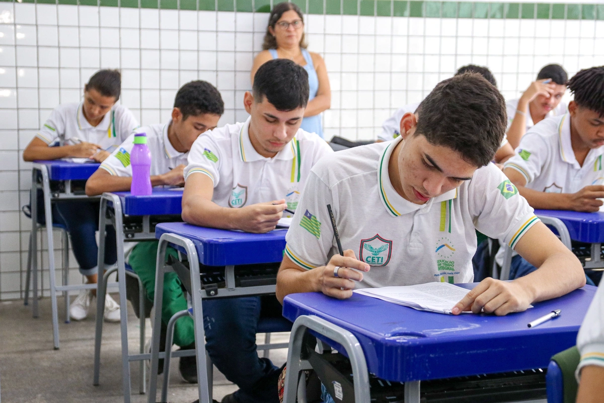 Governo autoriza bolsa de R$ 700 a estudantes do ensino médio da rede estadual