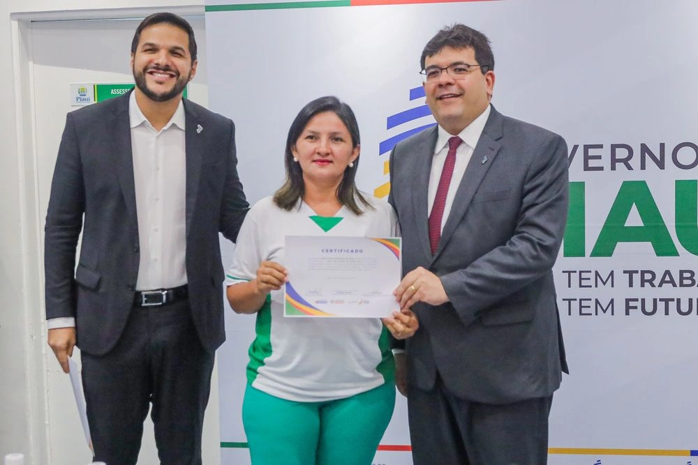 Governo investe R$ 11,6 milhões e concede 6 mil bolsas para estudantes estagiários