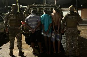 Indivíduos apreendidos pela polícia (Foto: Reprodução)