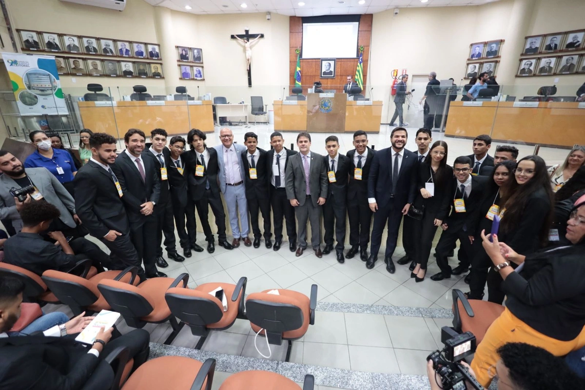 Presidente da Alepi diploma estudantes eleitos deputados do Parlamento do Futuro