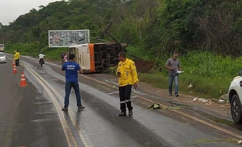 Van capota em rodovia