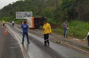 Van capota em rodovia (Foto: Reprodução)