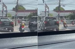 Vídeo flagrou momento em que motoqueiro arremessou projétil (Foto: Reprodução)