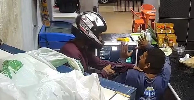 Vídeo mostra o momento em que criminosos assaltam depósito de bebidas em Teresina
