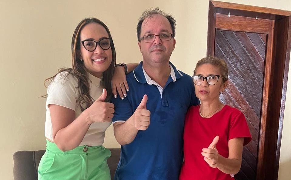 Ana Lins com blusa verde, Isabel Cristina com blusa vermelha, e o presidente do PSD