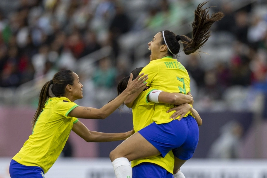 Antônia comemora o segundo gol da Seleção