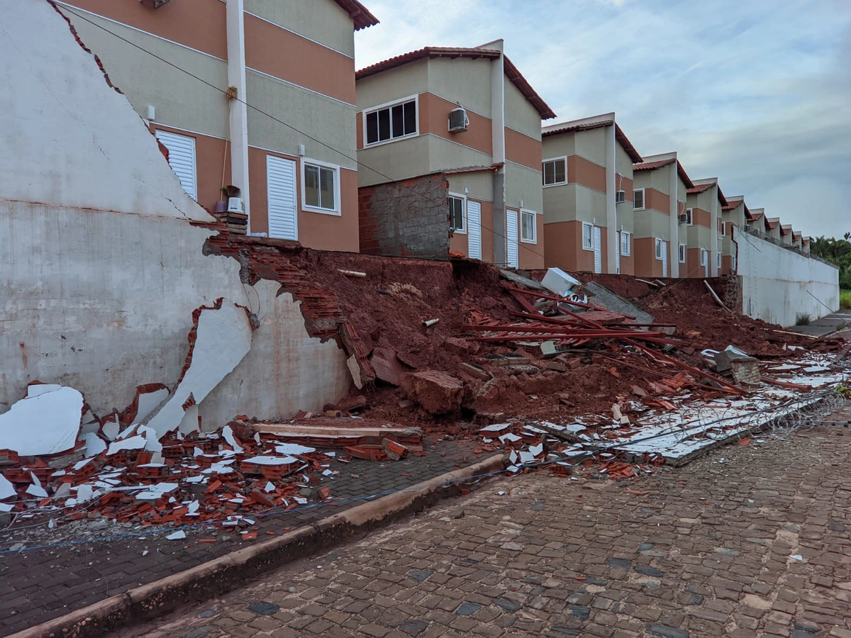 Bombeiros pede que famílias deixem condomínio após queda de muro em Teresina
