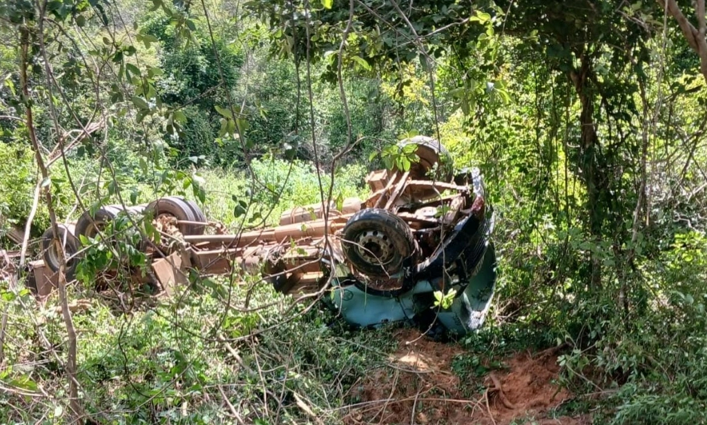 Caminhão tombou na PI-415