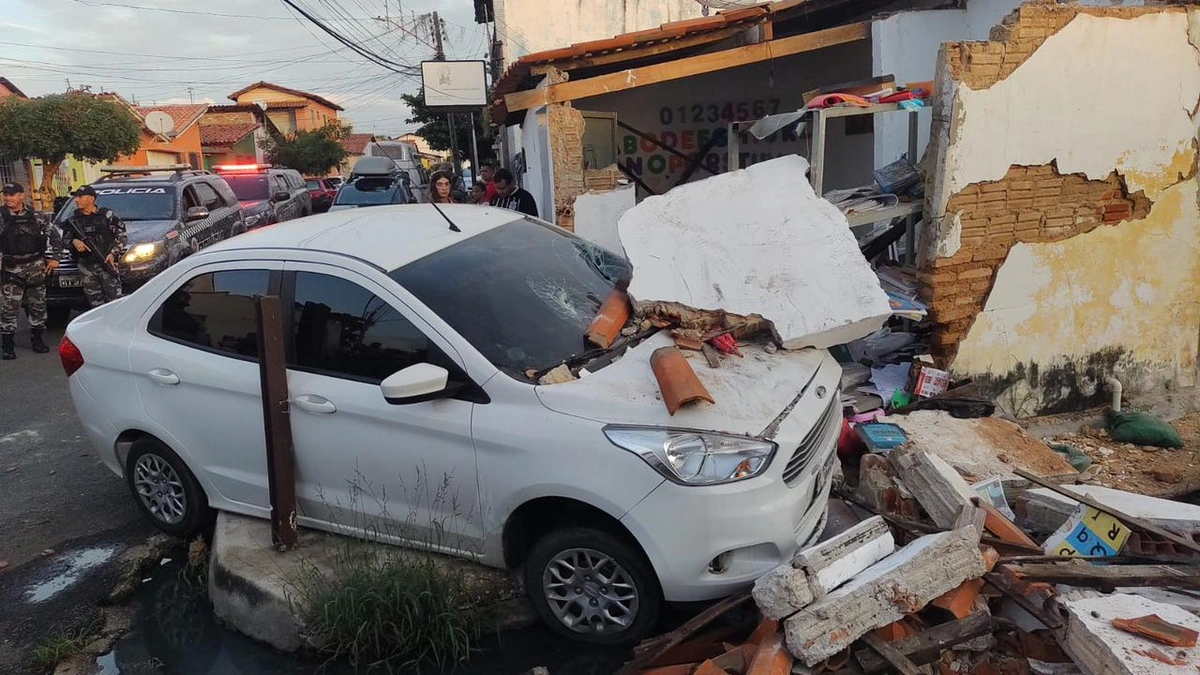 Carro desgovernado invade reforço escolar e deixa três crianças feridas em Teresina