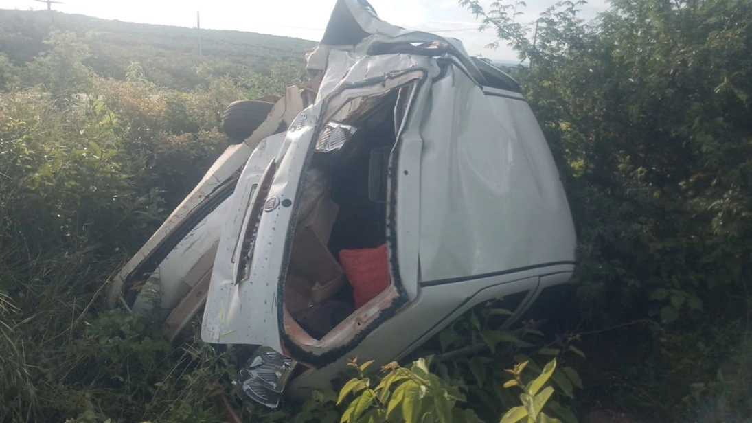 Carro ficou destruído no acidente