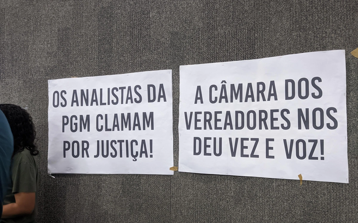 Cartazes levantados pelos analistas