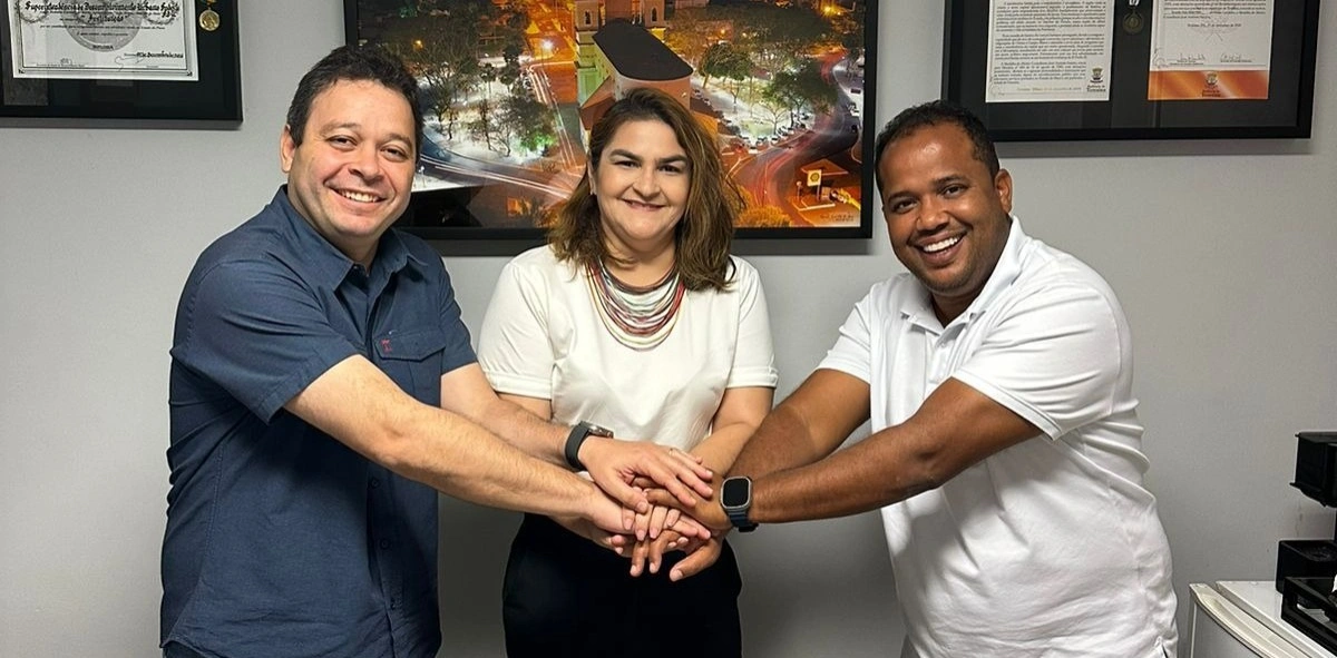 Evandro Hidd à esquerda, Raissa protetora no meio e Enzo Samuel à direita