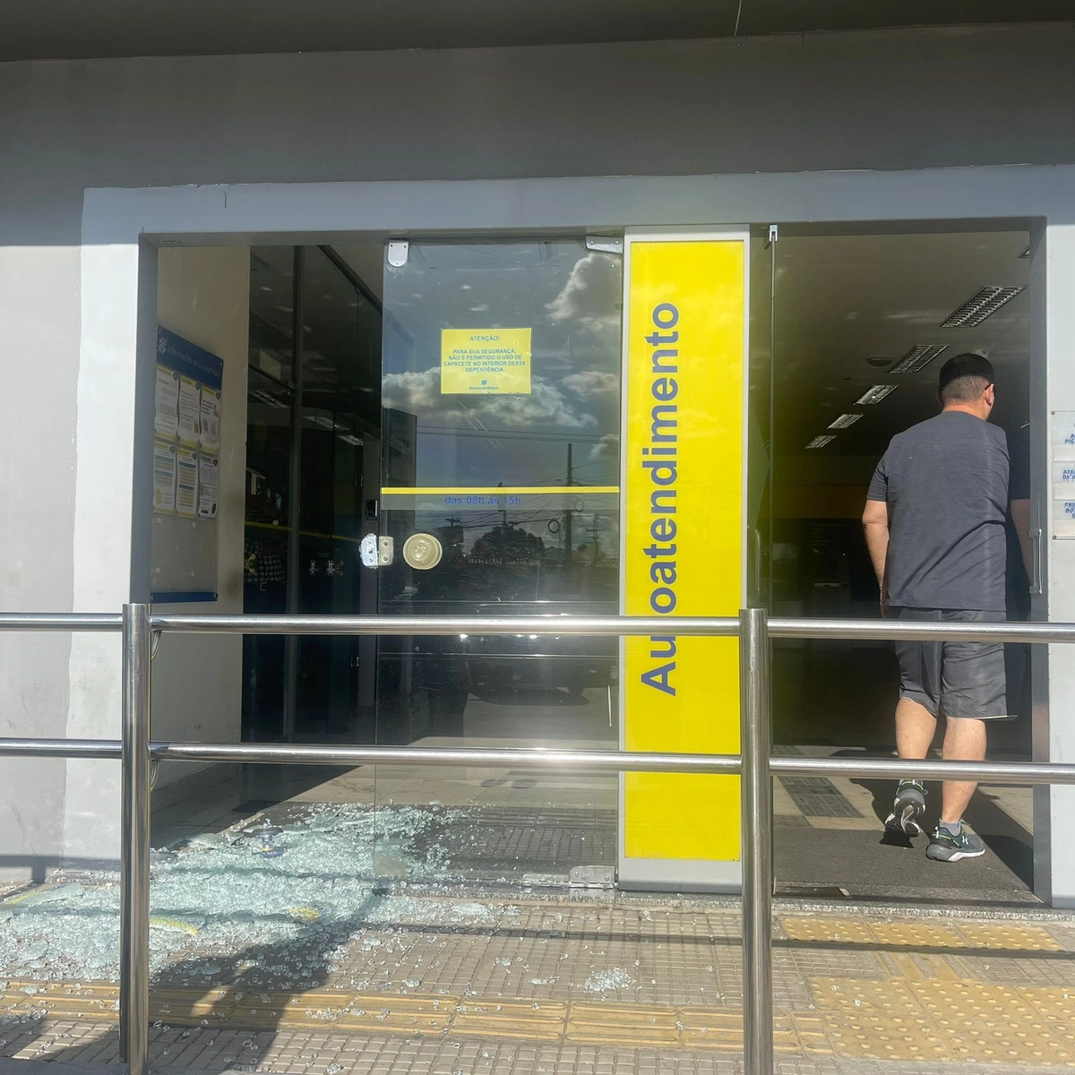 Fachada do banco foi atingida pelos disparos de arma de fogo.