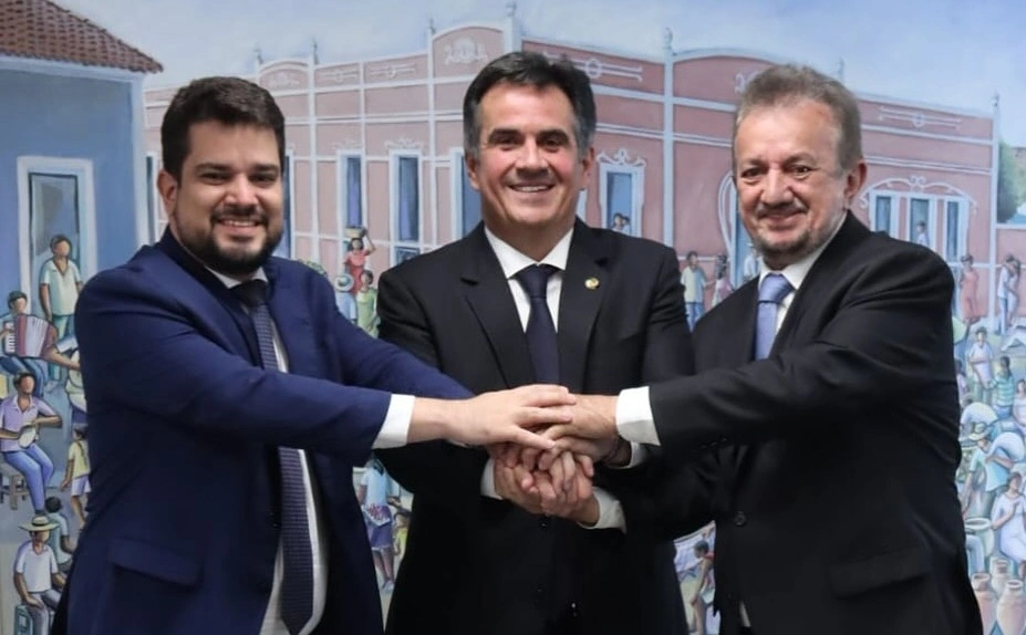 Joãozinho Félix à direita, senador Ciro no meio e Dogim Félix à esquerda