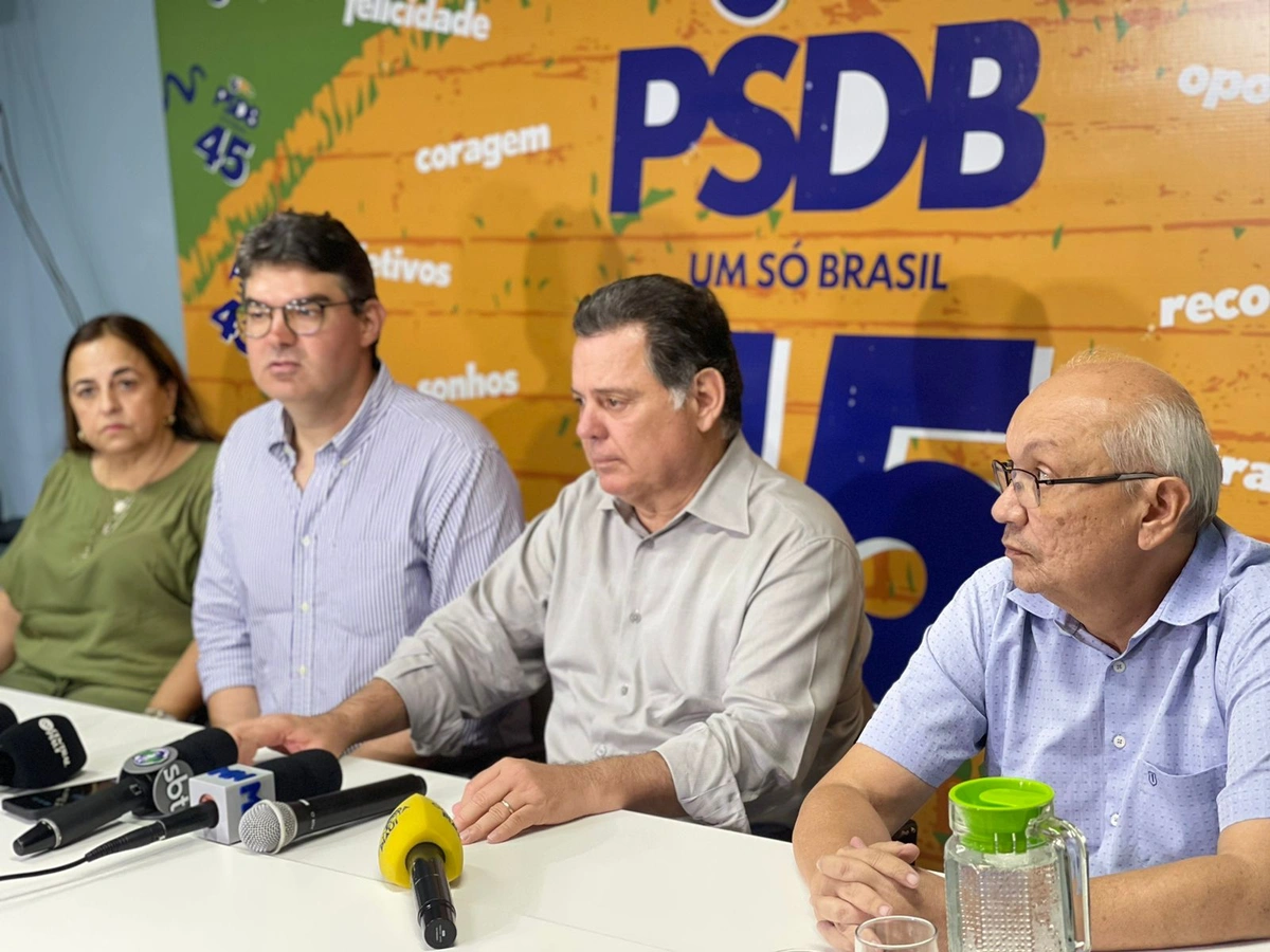 Marconi Perillo ao lado de Luciano Nunes, que está à esquerda com camisa de listras