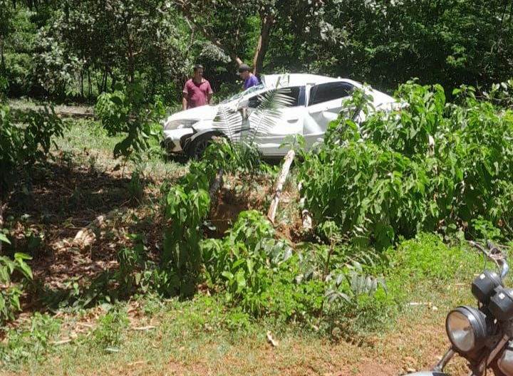 Motorista perde controle da direção e capota veículo na zona rural de Matias Olímpio-PI