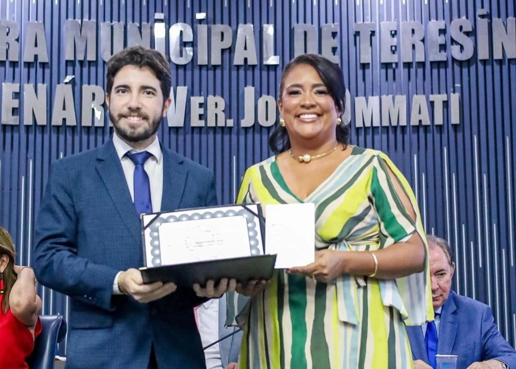 'Mulher Destaque 2024': Camila Barbosa recebe homenagem em Teresina