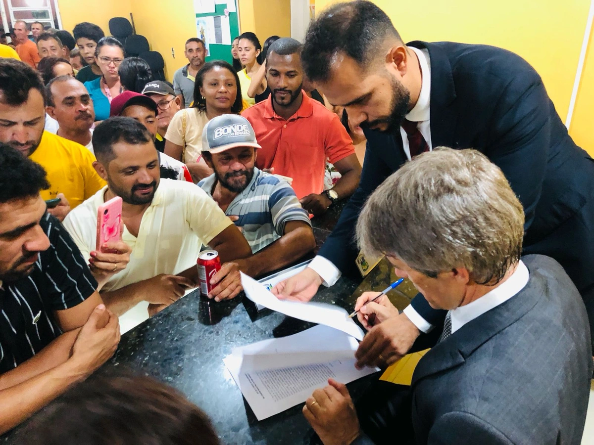Prefeito de Dom Expedito Lopes é empossado após ter mandato cassado pelo TSE