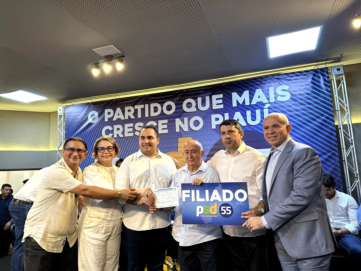 Professor Amaral com camisa branca à esquerda do deputado federal Júlio César