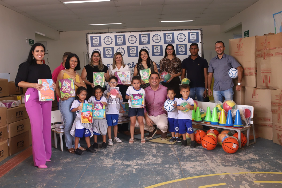 Secretaria de Educação de Demerval Lobão entrega materiais didáticos para escolas