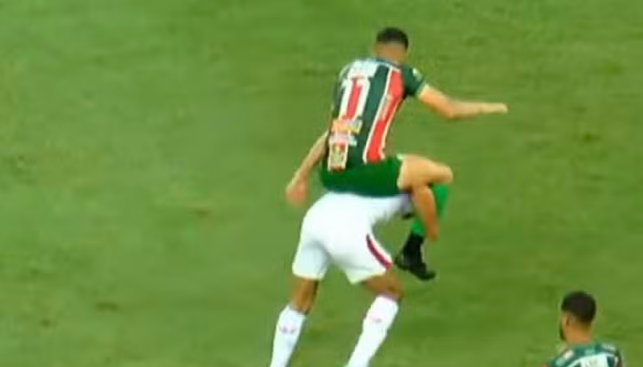 ‘Segura, peão’: jogador 'cavalga' em adversário em partida do Campeonato Potiguar