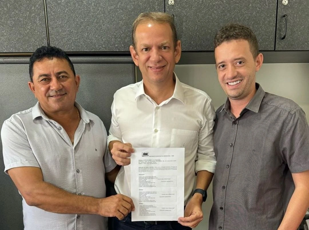Vice-prefeito de Wall Ferraz no meio e prefeito Maia à direita