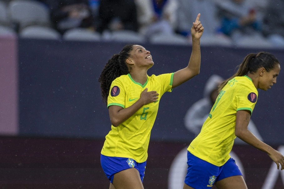Yasmim comemora o terceiro gol