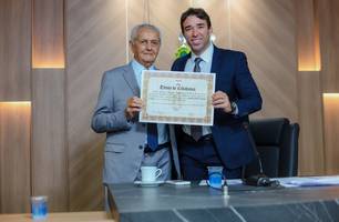 Alepi entrega título de cidadania para farmacêutico precursor da atividade em Piripiri (Foto: Reprodução)