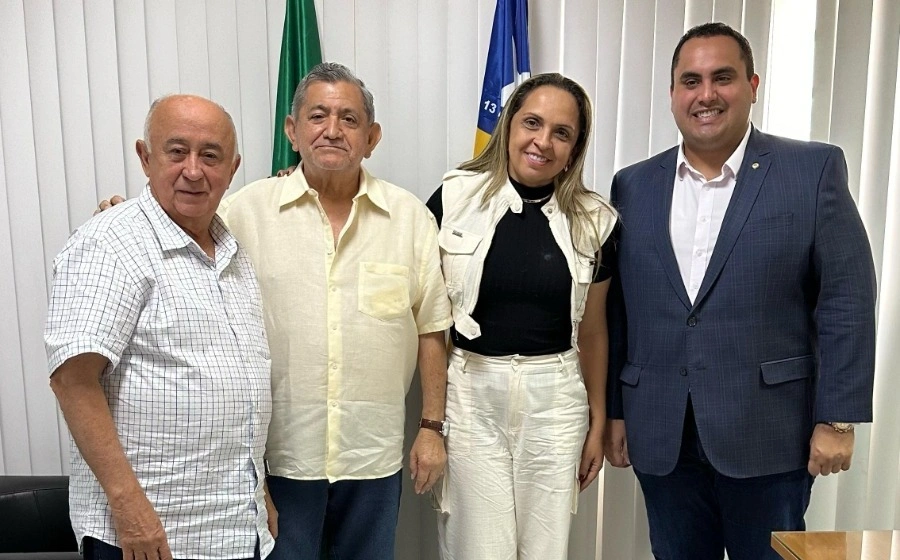 Carla Patrícia Moreira à direita de Georgiano Neto