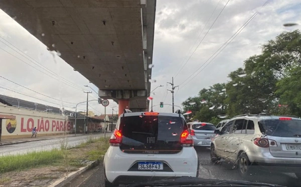 Carreta inferniza trânsito nos acessos as pontes de Timon a Teresina
