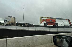 Carreta quebra sobre a Ponte da Amizade e deixa trânsito parado (Foto: Reprodução / Redes Sociais)