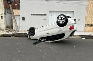 Carro atinge poste e capota em rua do Dirceu (Foto: Aric Leite/Conecta Piauí)
