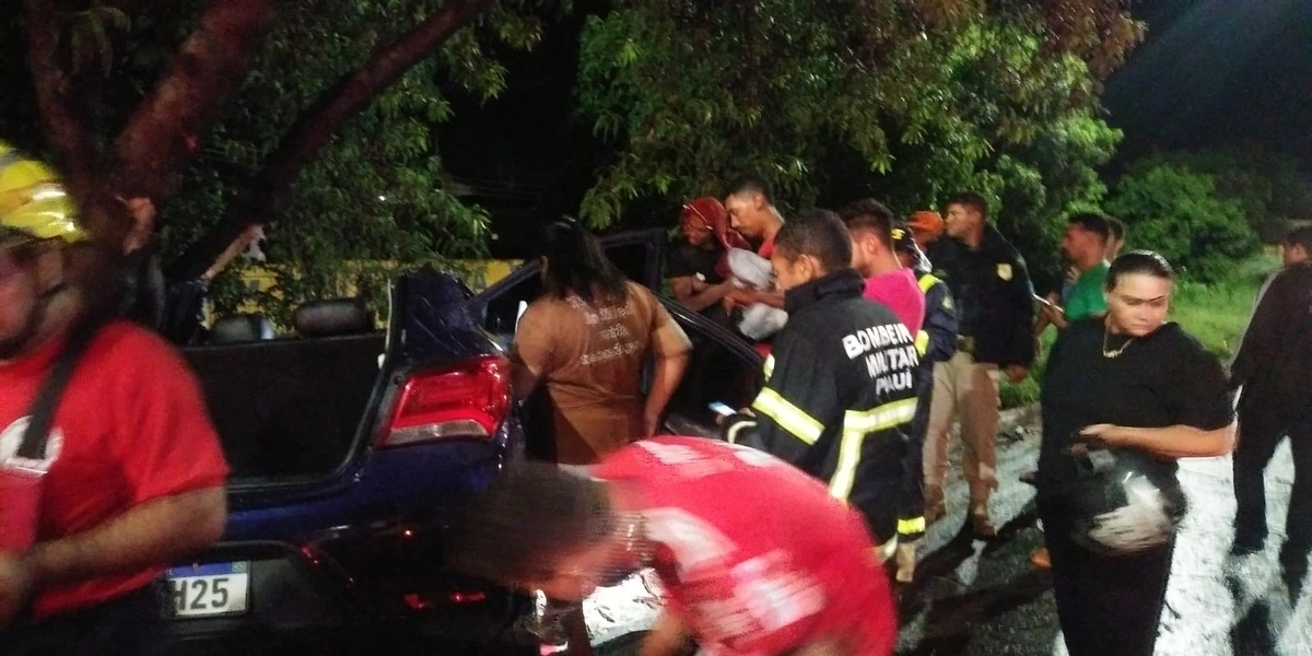Carro colide contra árvore e condutor fica gravemente ferido