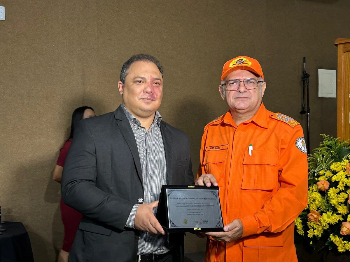 Delegado-geral Luccy Keiko e o comandante geral do Corpo de Bombeiros, José Rego