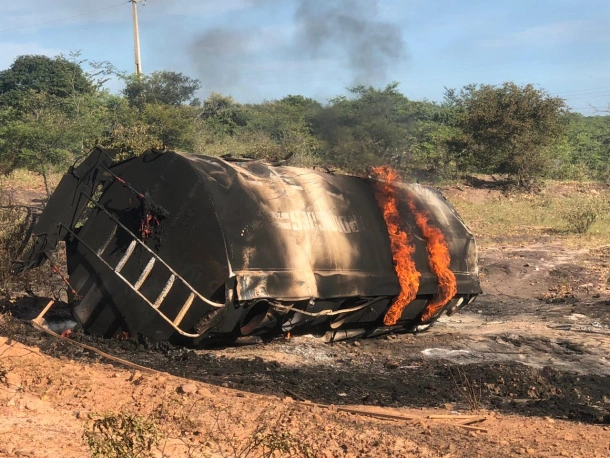 Duas pessoas morrem carbonizadas após caminhão-tanque pegar fogo no Piauí
