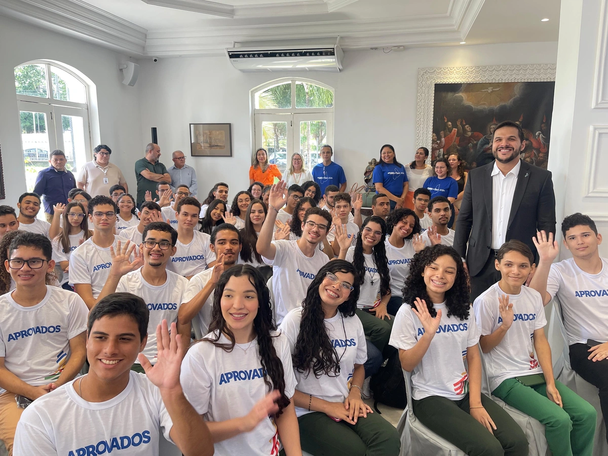 Governo premia estudantes da rede estadual com R$ 1412 por melhores notas no Enem