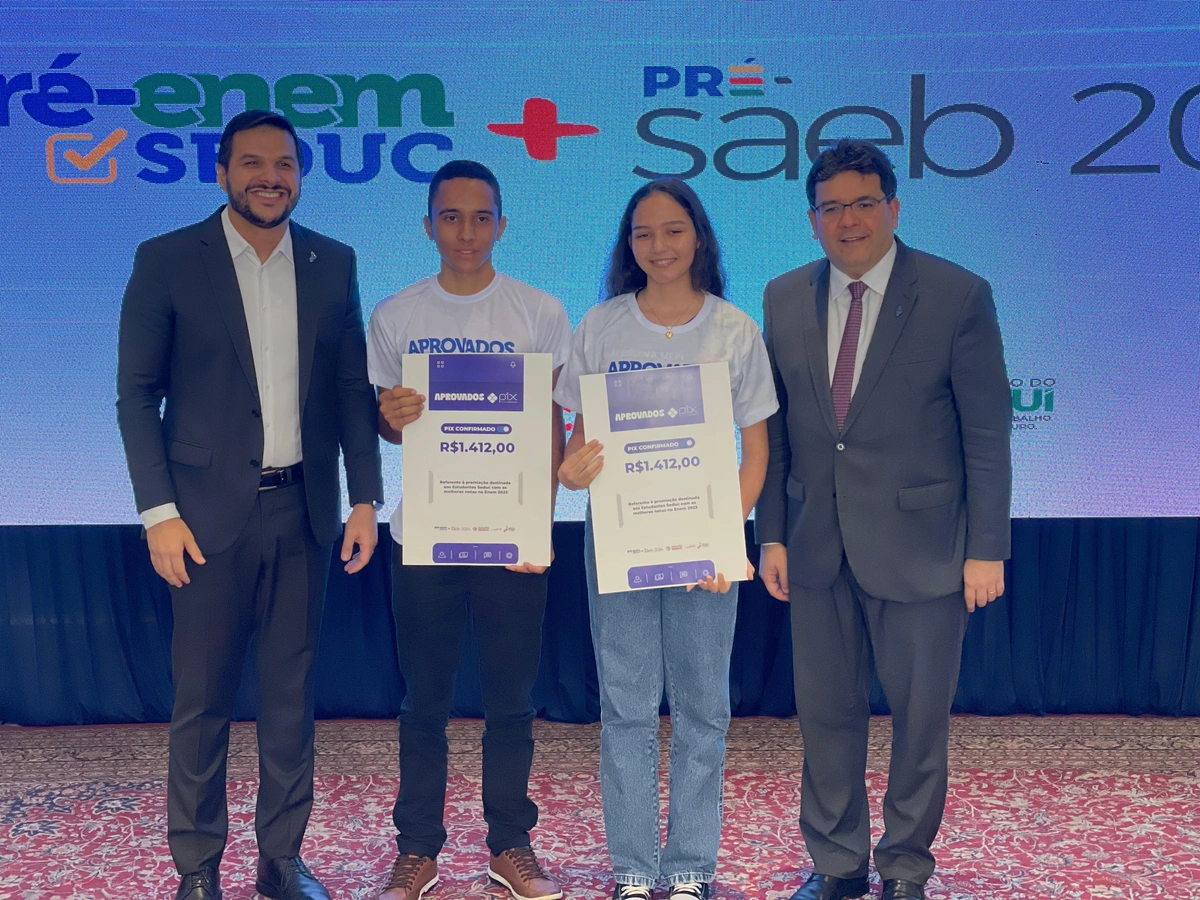 Governo premia estudantes da rede estadual com R$ 1412 por melhores notas no Enem