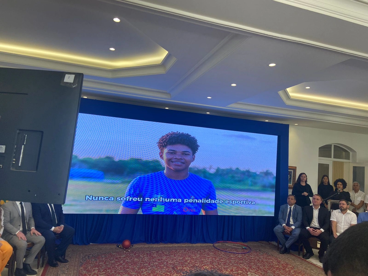 Homenagem ao atleta de canoagem, Lívio Santos