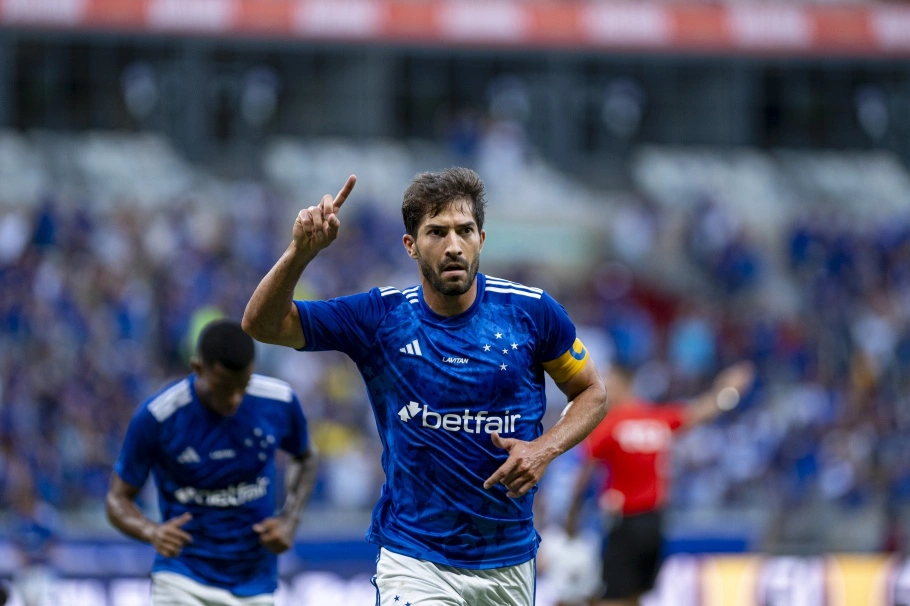 Lucas Silva comemora gol pelo Cruzeiro na vitória por 3 a 2 contra o Botafogo
