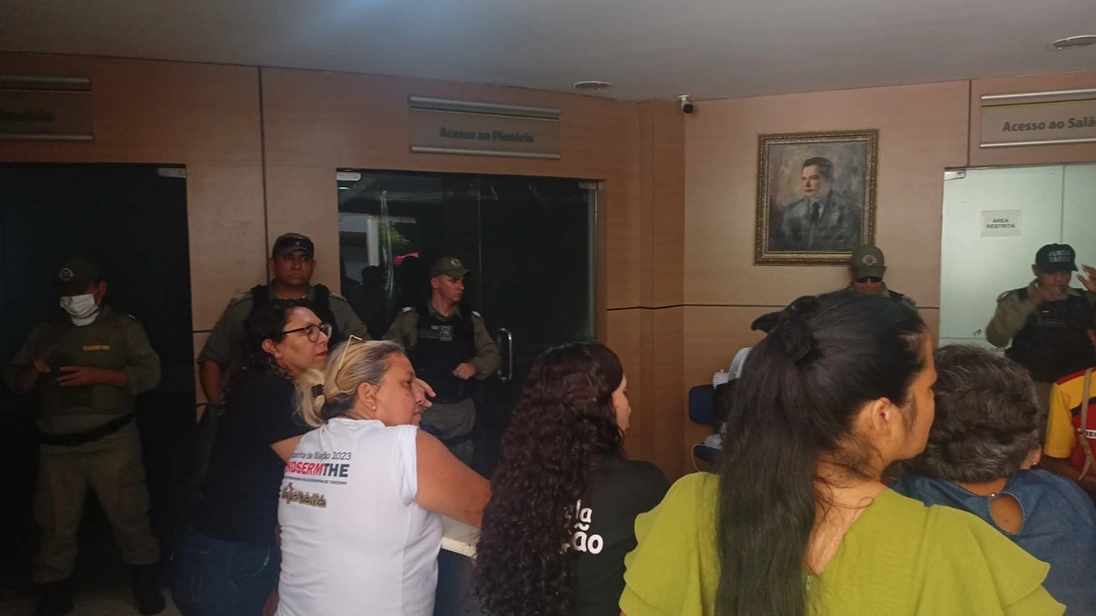 Policiais estão bloqueando entradas e saídas