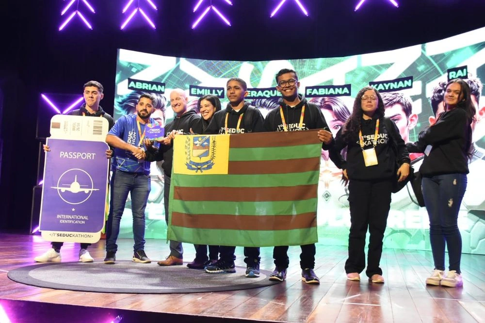 Rafael premia 50 estudantes com viagem internacional e anuncia 300 intercambistas