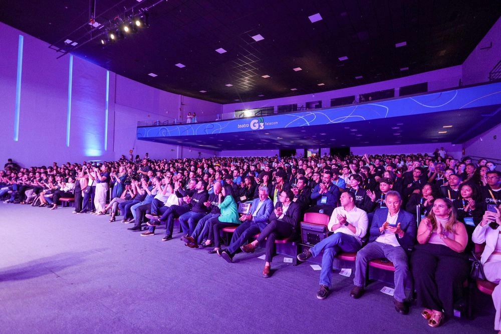 Rafael premia 50 estudantes com viagem internacional e anuncia 300 intercambistas