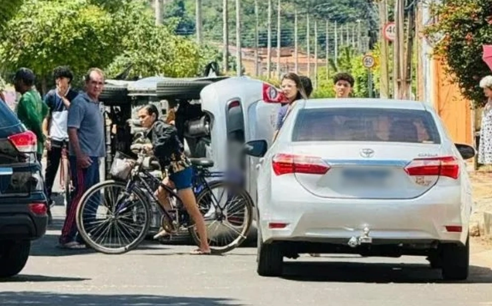 Veículo tombou com a colisão