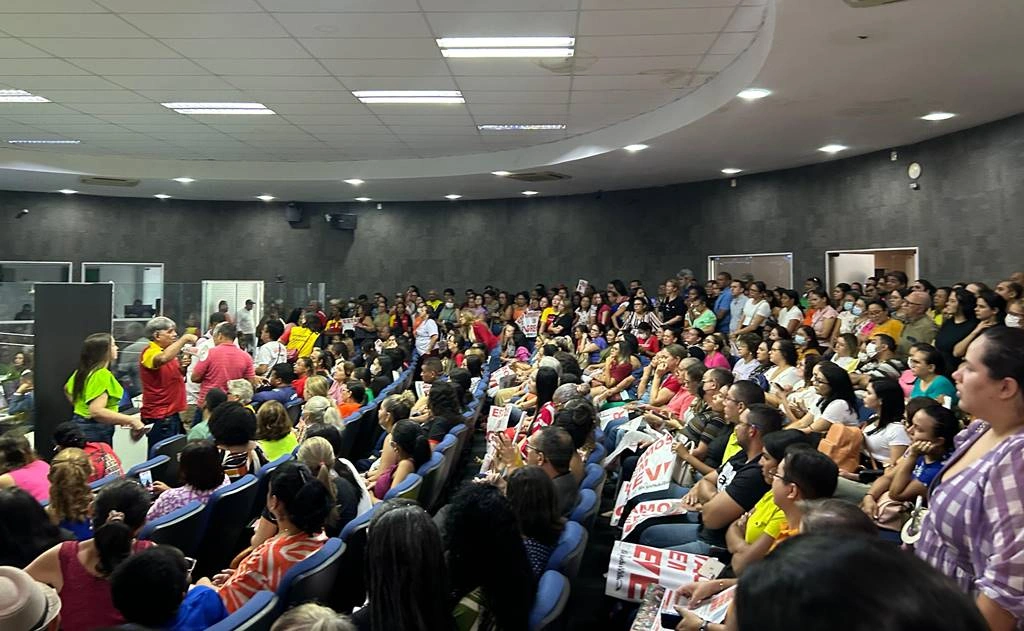 Votação ao reajuste de 20% dos professores