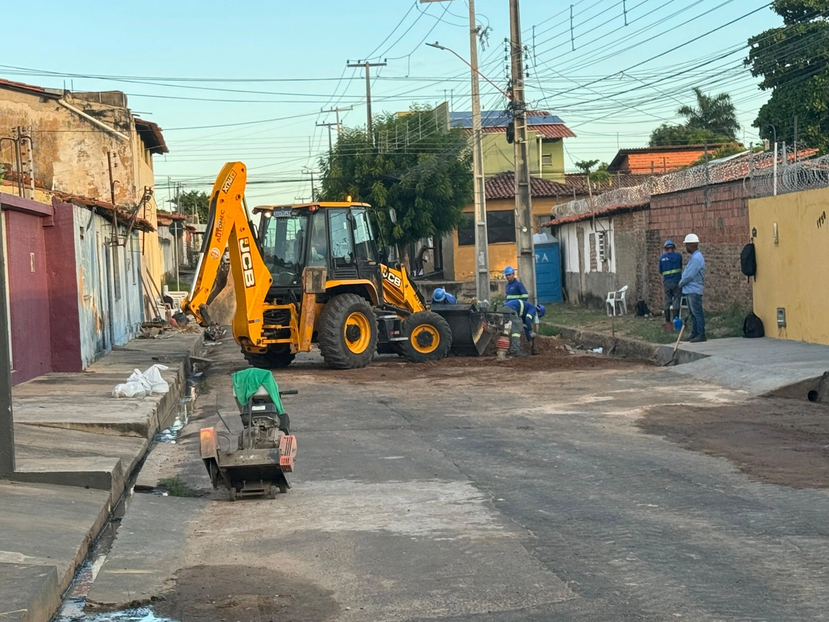 Águas de Teresina quebra rua pela terceira vez e causa transtorno na zona Sul