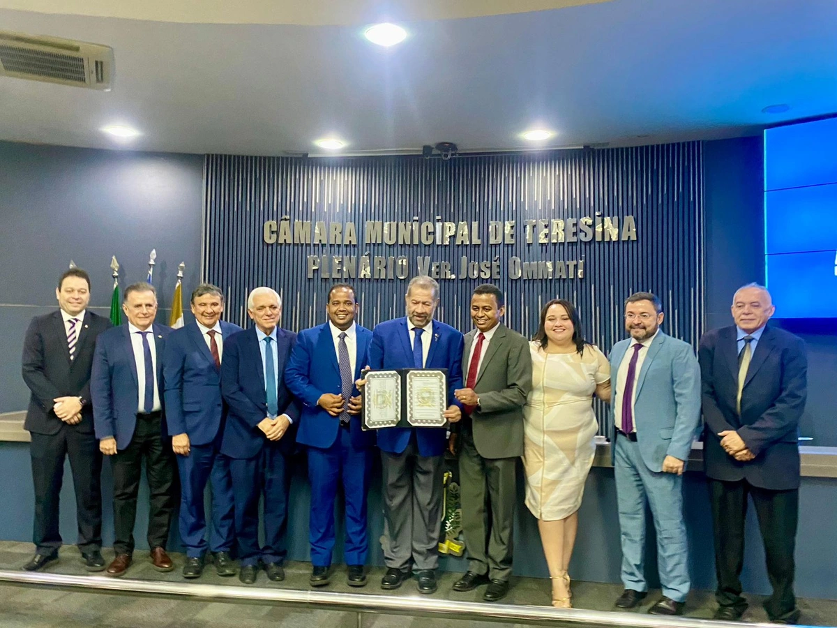 Carlos Lupi é intitulado cidadão teresinense e assina novo posto do INSS na Câmara